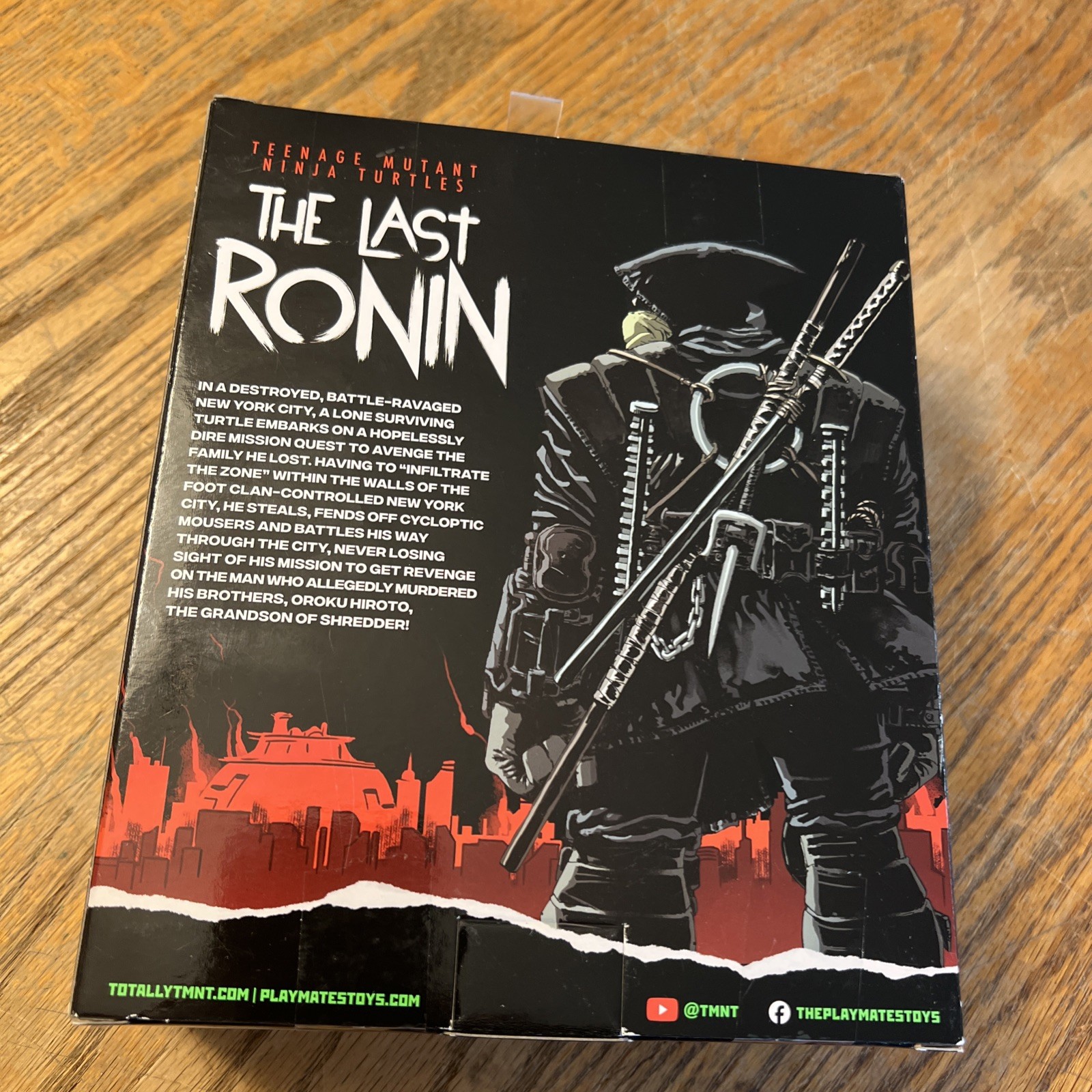 TMNT THE LAST RONIN ACTION FIGURE WITH WEAPONS w/ Staff & Sai BRAND NEW