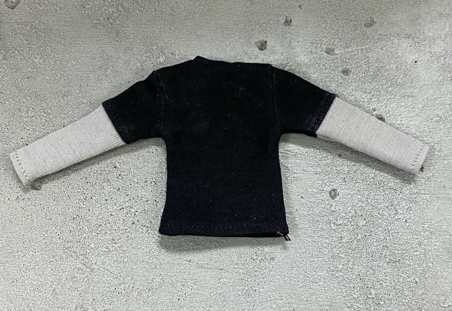 MO-LT2C-BK: 1/12 Black long sleeve shirt with grey sleeve for 6″ slim body