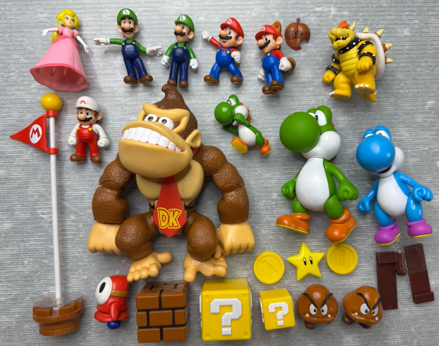 SUPER MARIO Jakks FIGURE flag PARTS LOT Raccoon Yoshi DONKEY KONG Bowser Peach