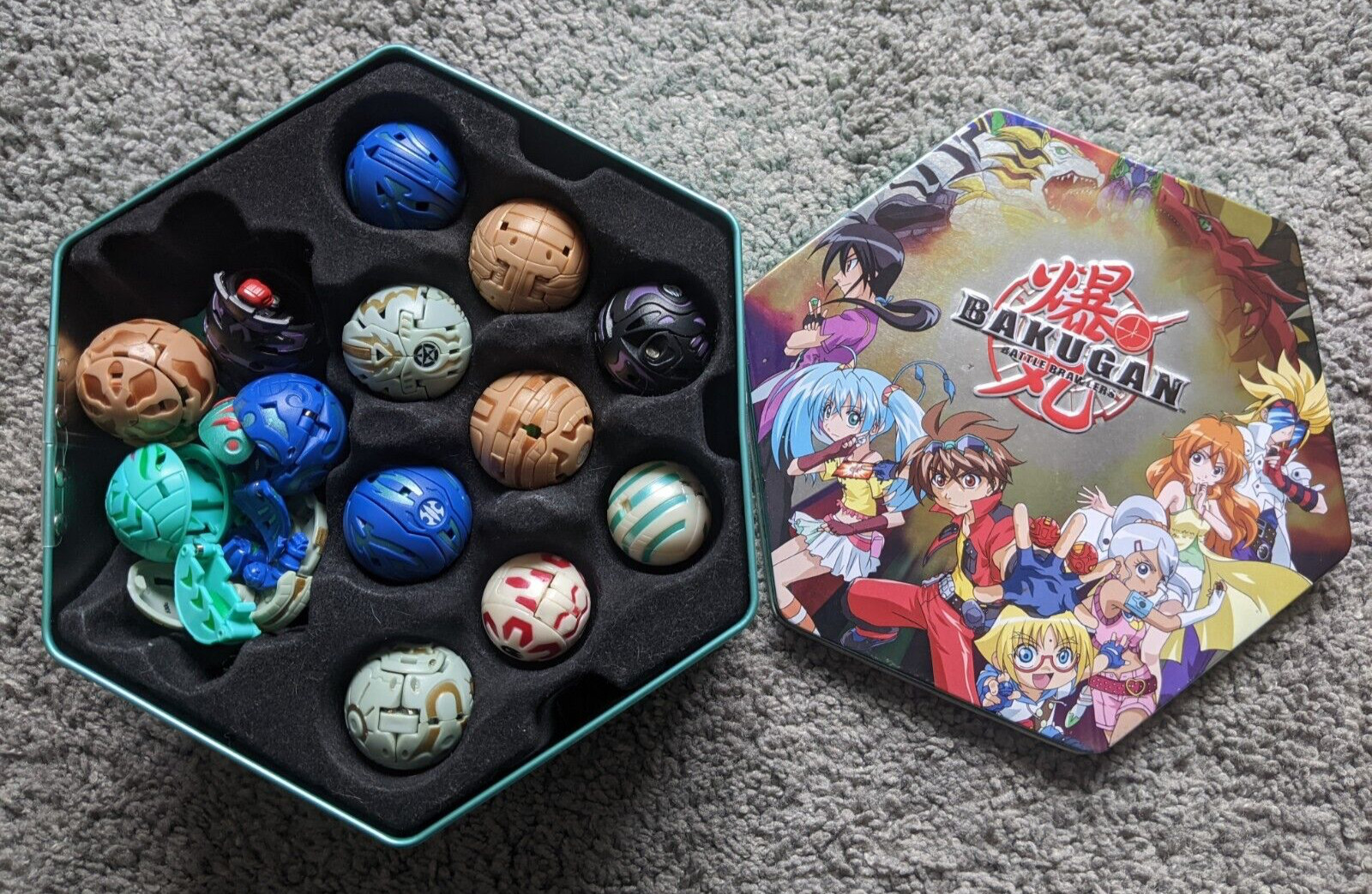 VTG BAKUGAN BATTLER BRAWLERS LOT OF 16 IN METAL TIN CASE 390G 500G 580G 480G