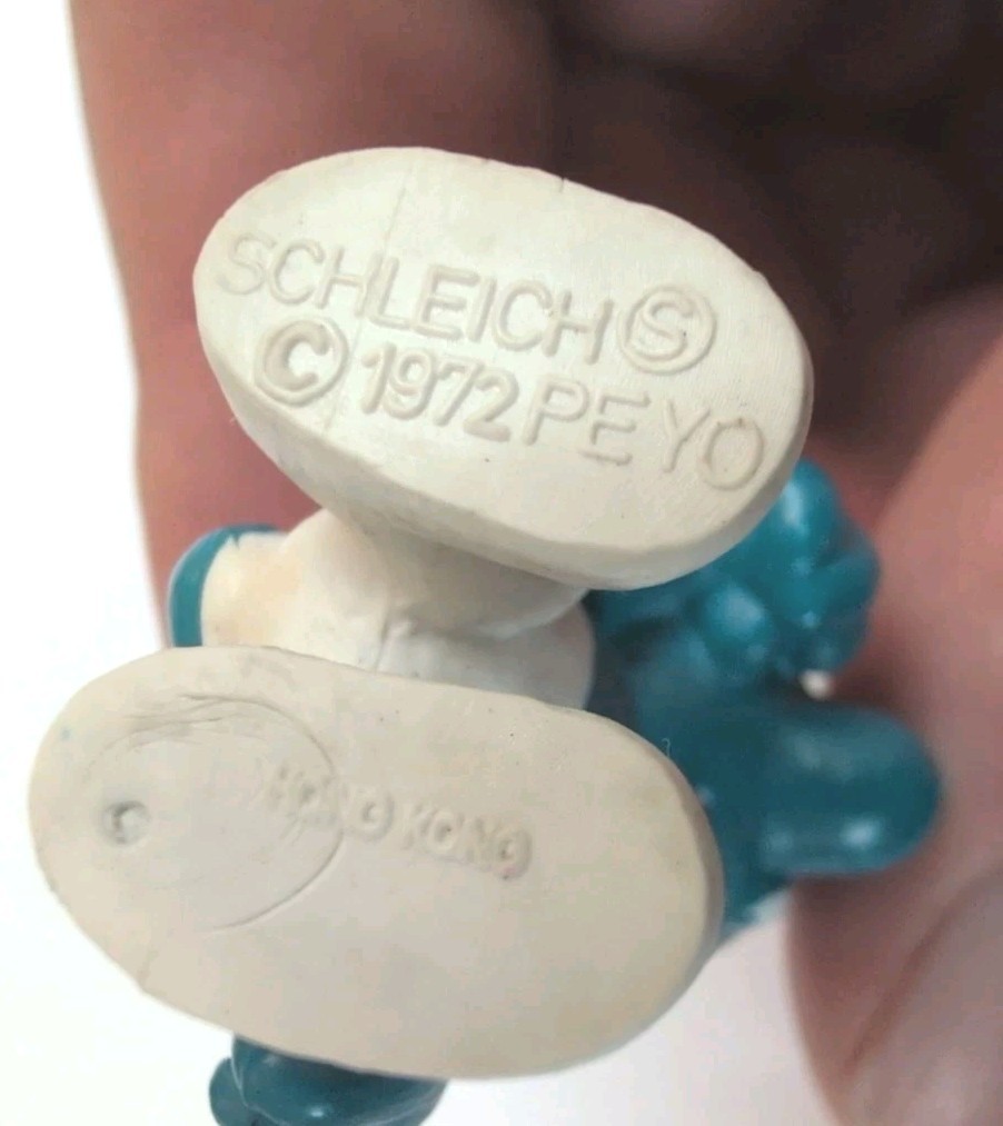 Smurf ©1972 Crying with Yellow Hanky Peyo PVC Toy 20018 Hong Kong