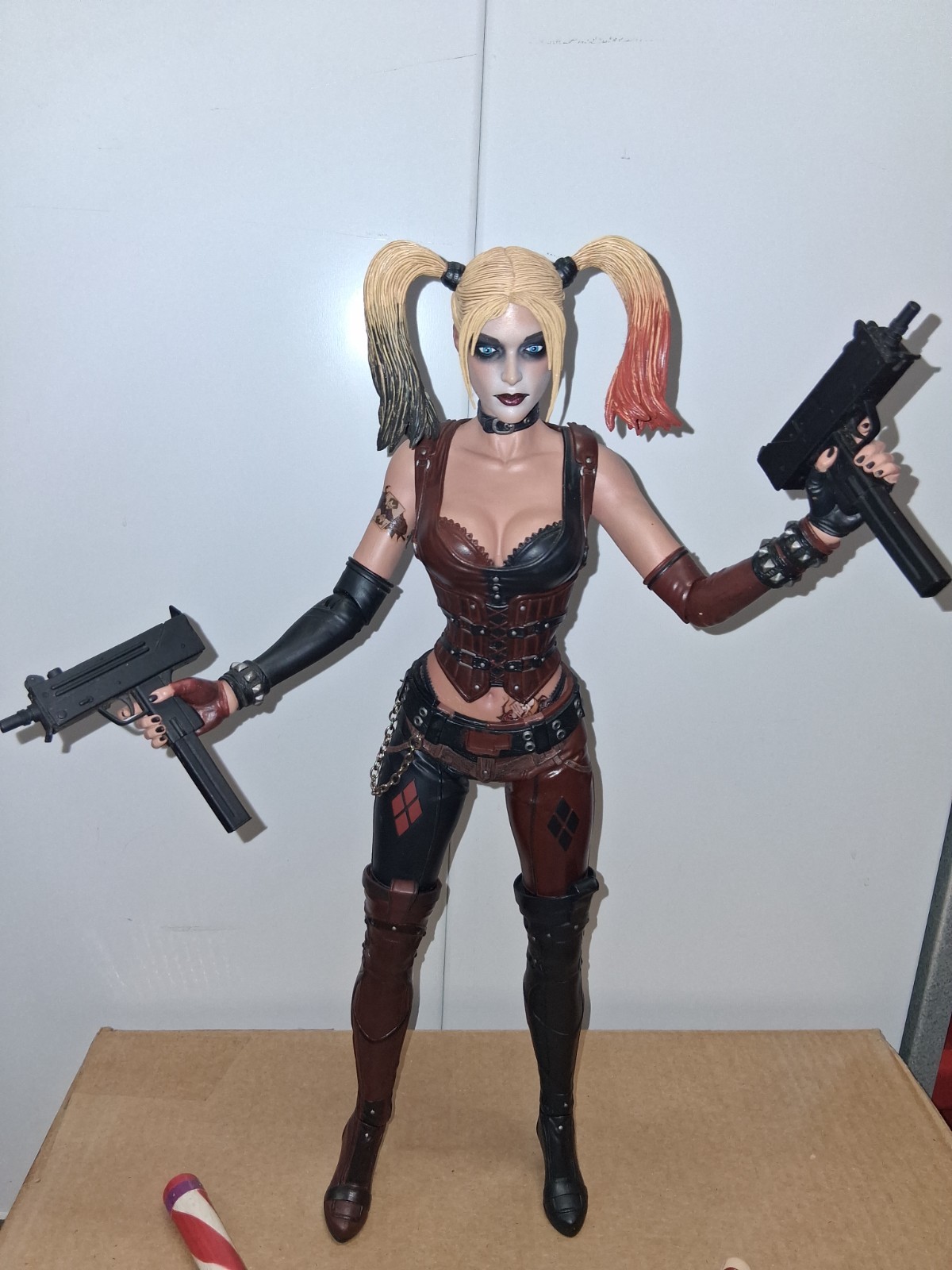 NECA 18″ Harley Quinn Arkham Knight 1/4 Scale Figure w/ Guns + 2 Bats