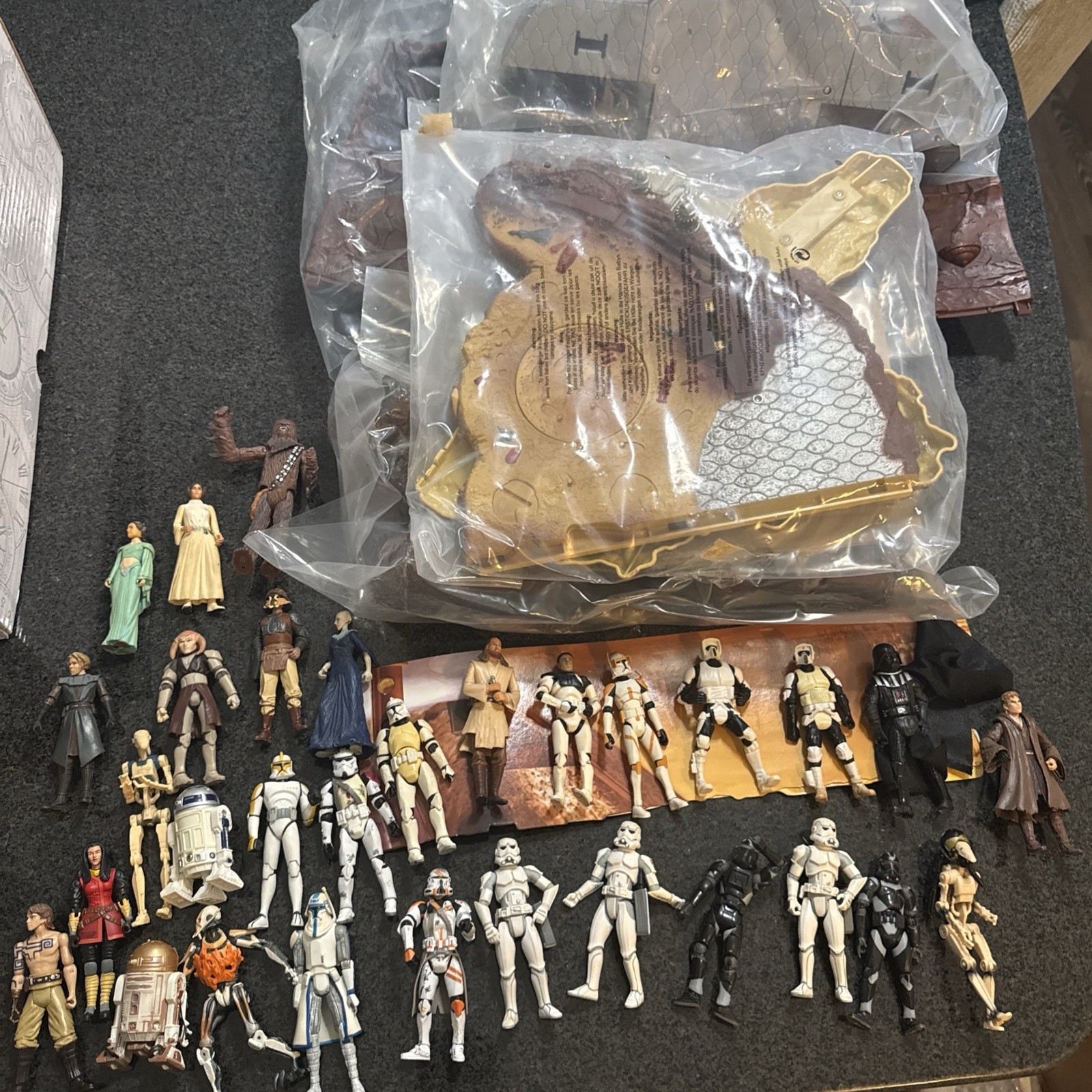 Star Wars Geonosis Battle Arena STAR WARS SAGA Playset Plus 30 Figurines