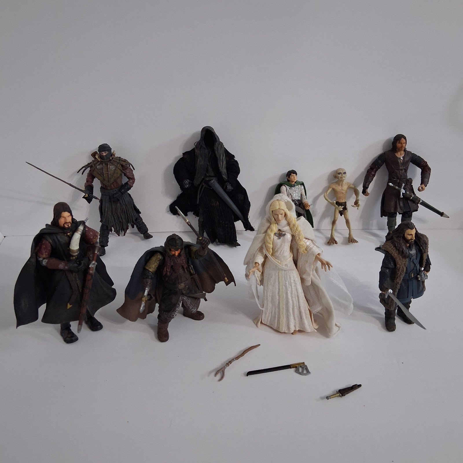 Lord Of The Rings Toy Figure Lot Of 9 In LOTR Lunch Box With Random Weapons READ