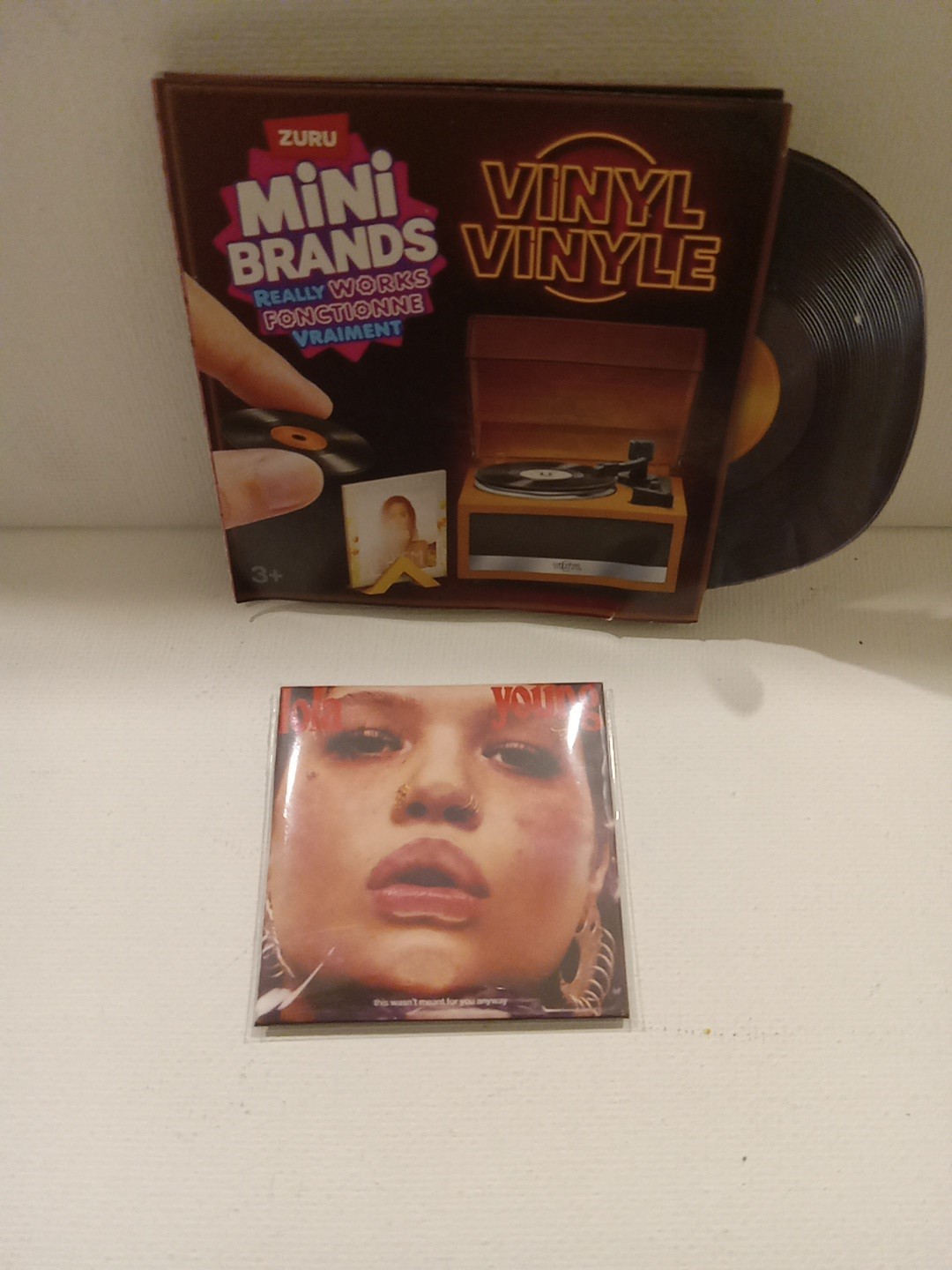 ? ZURU Mini Brands VINYL Series- *Common* LOLA YOUNG – Messy