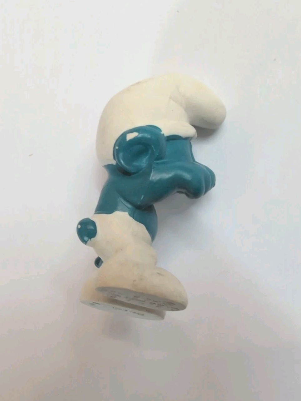 Smurf ©1972 Crying with Yellow Hanky Peyo PVC Toy 20018 Hong Kong