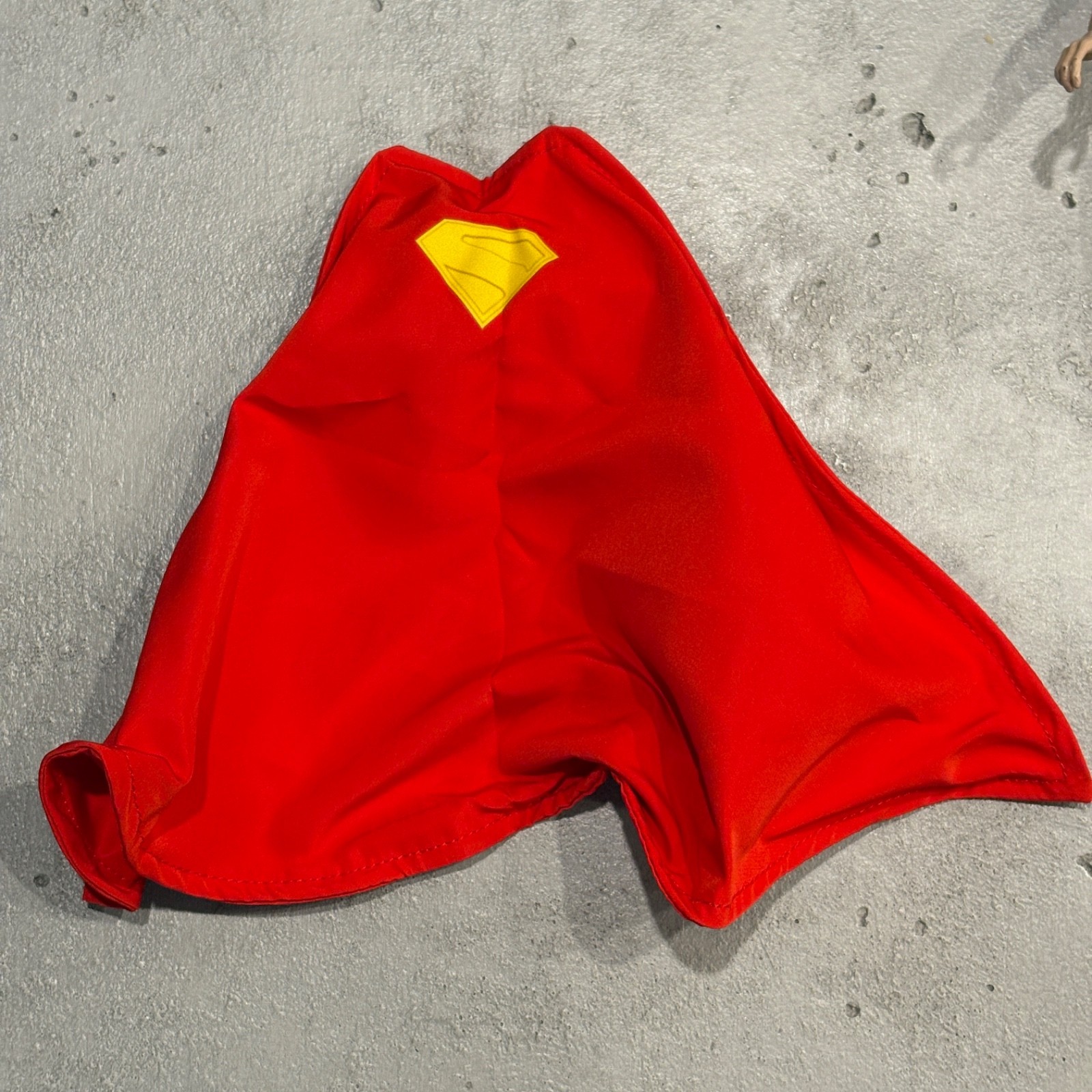 SU-MF-JSUP: Red Wired Cape with logo for 7″ McFarlane Movie Superman (2025)