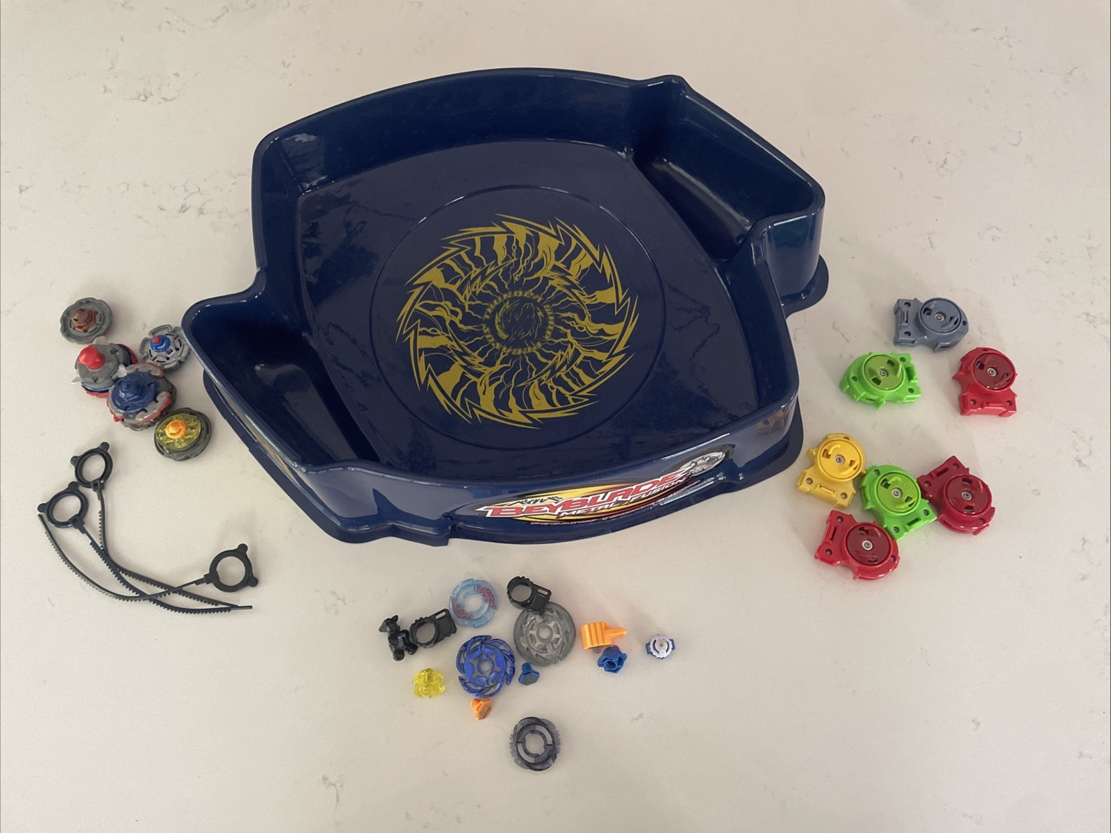 Beyblade 2010 Pegasus Thunderwhip Stadium + Rock Thermal Beyblade Launcher Parts