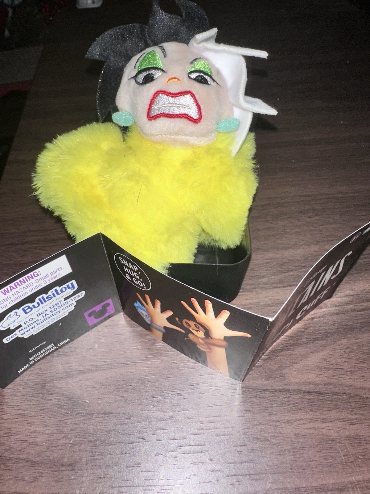 NEW OPENED Disney Villains Creepy Cuff Cruella De Vil Bullsitoy Slap Wrist Toy