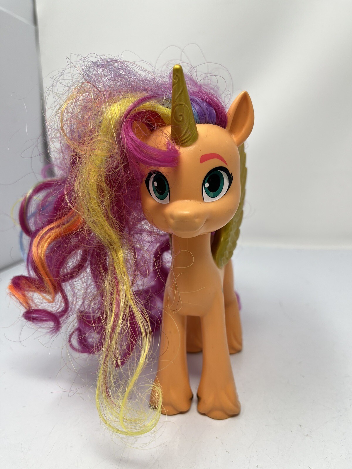 Hasbro My Little Pony Sparkling Generations 6″ Sunny Starscout Gold Wings MLP G5
