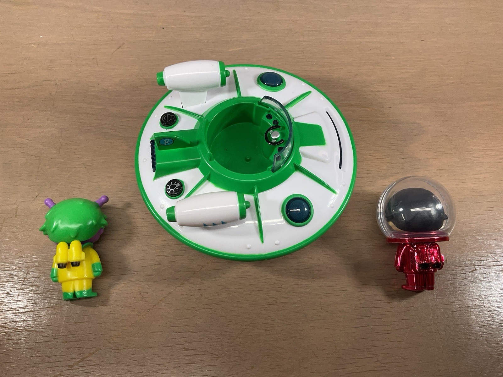 Ryan’s World White Green Spaceship And Figures Alien Ryan Working
