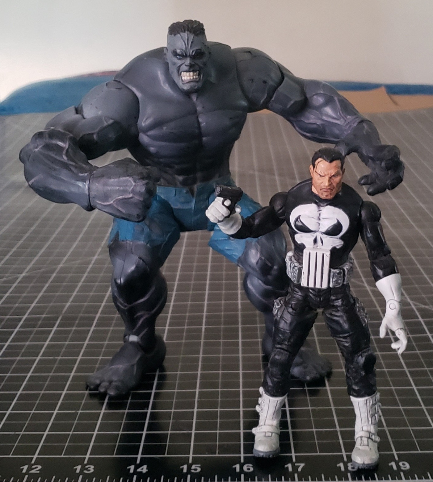 2 Marvel Comics Action Figs: THE INCREDIBLE HULK gray & THE PUNISHER w/gun