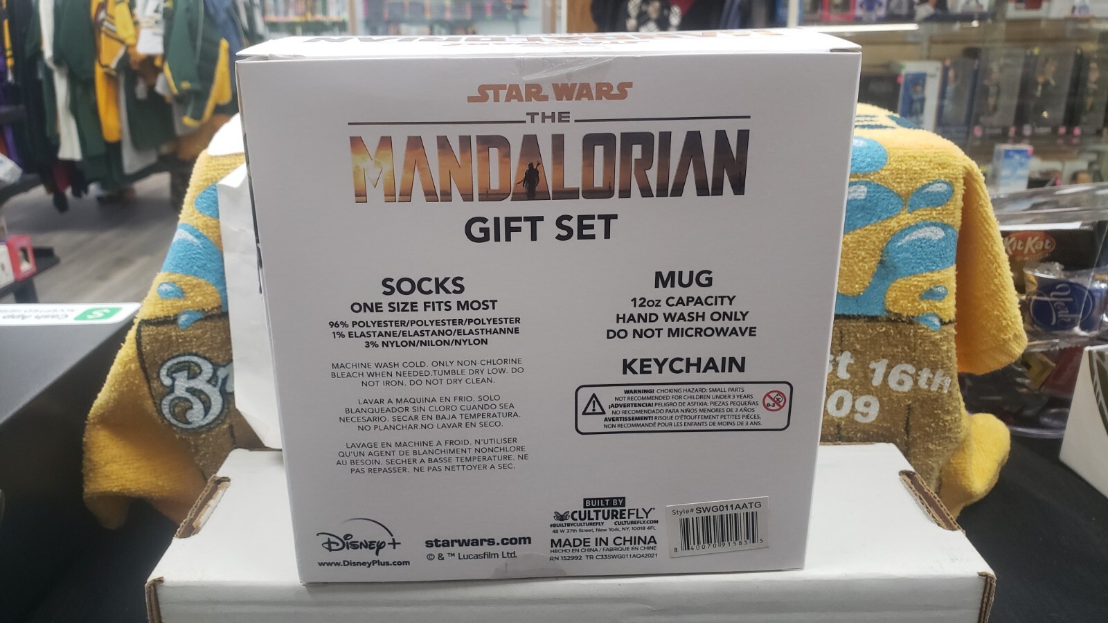 NIB STAR WARS THE MANDALORIAN 3 PIECE GIFT SET 12 OZ MUG CREW SOCKS KEYCHAIN