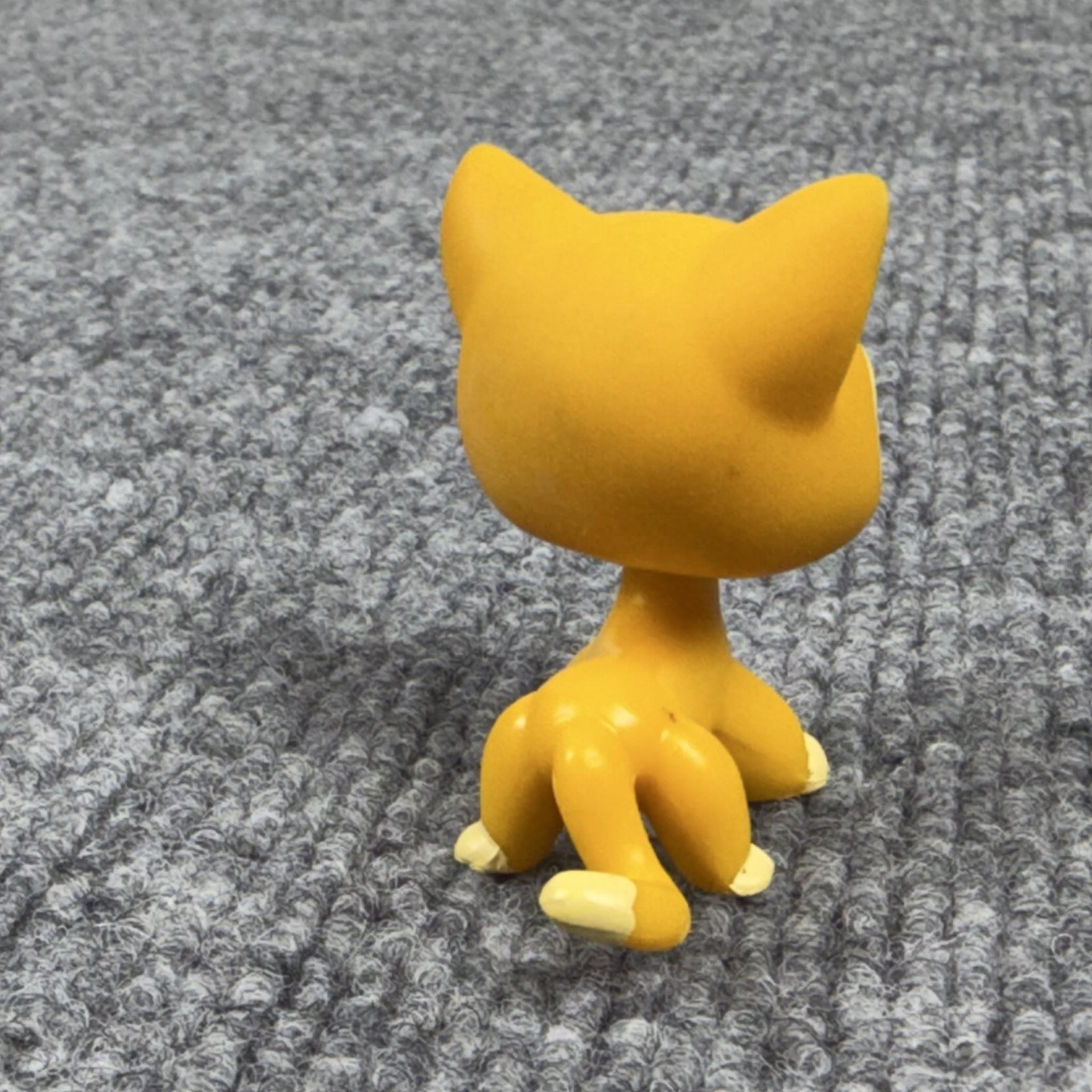 Hasbro Littlest Pet Shop Shorthair Yellow Cat Figure #855 2008 Purple Eyes LPS