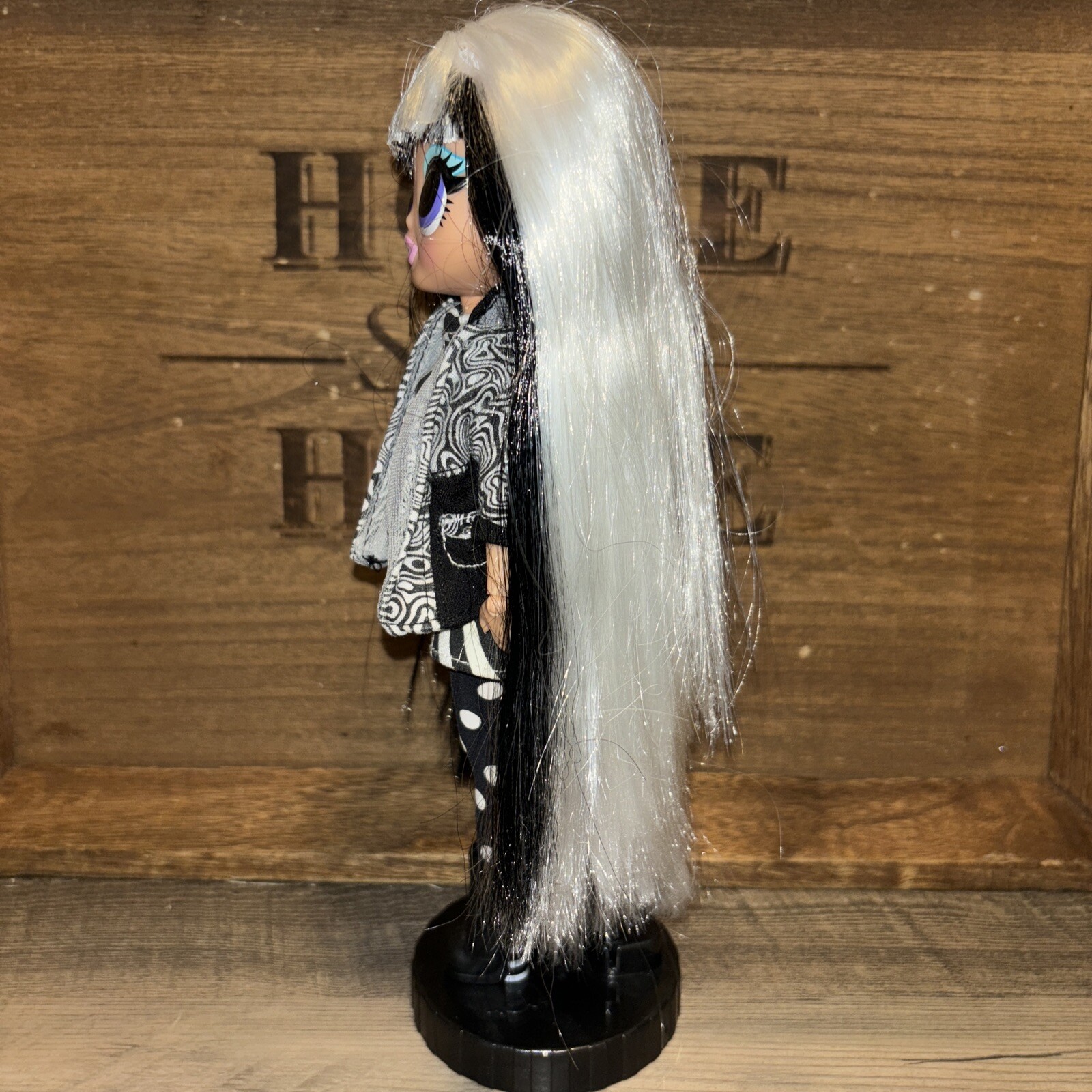 LOL Surprise OMG Lights Groovy Babe Fashion Doll