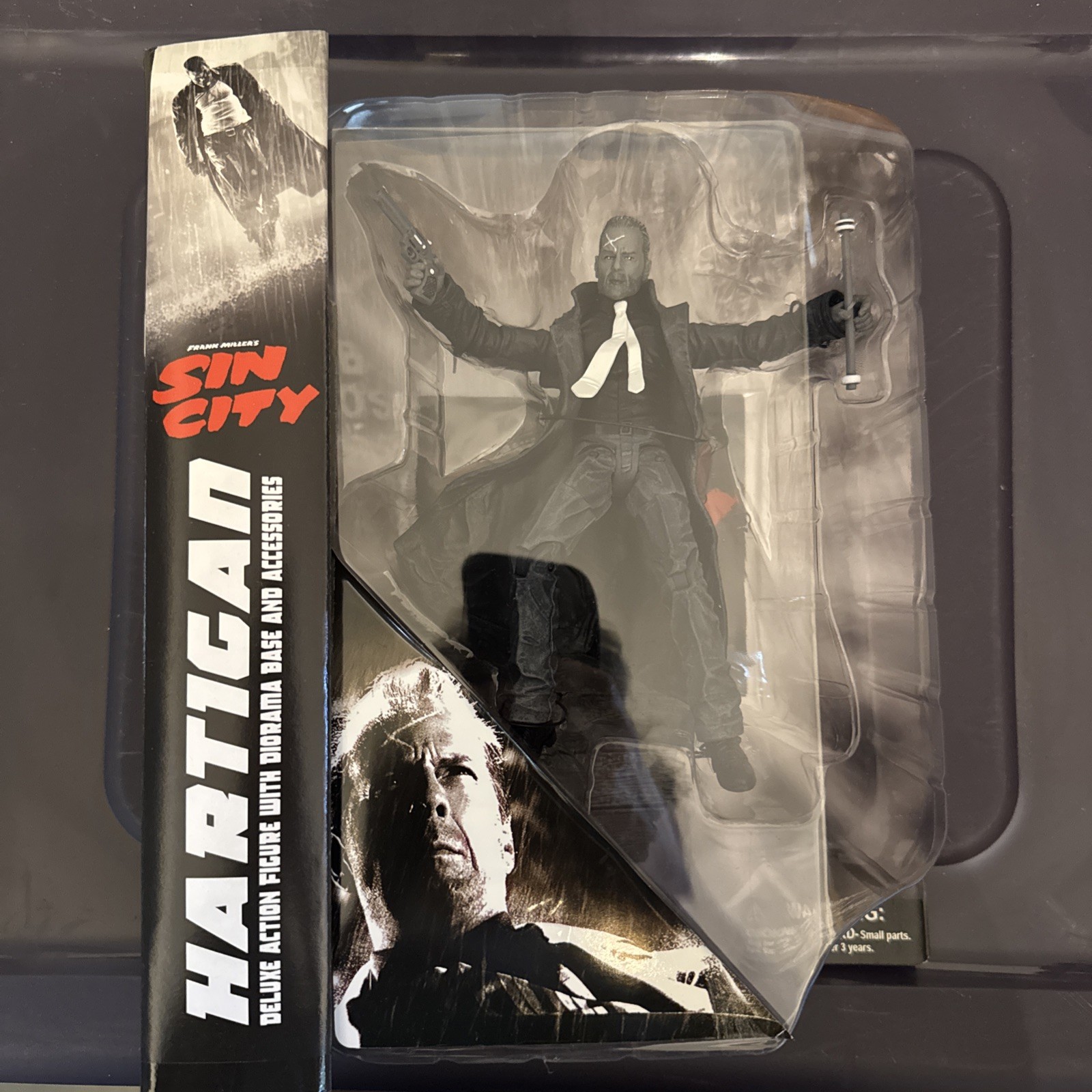 SIN CITY HARTIGAN ACTION FIGURE -A
