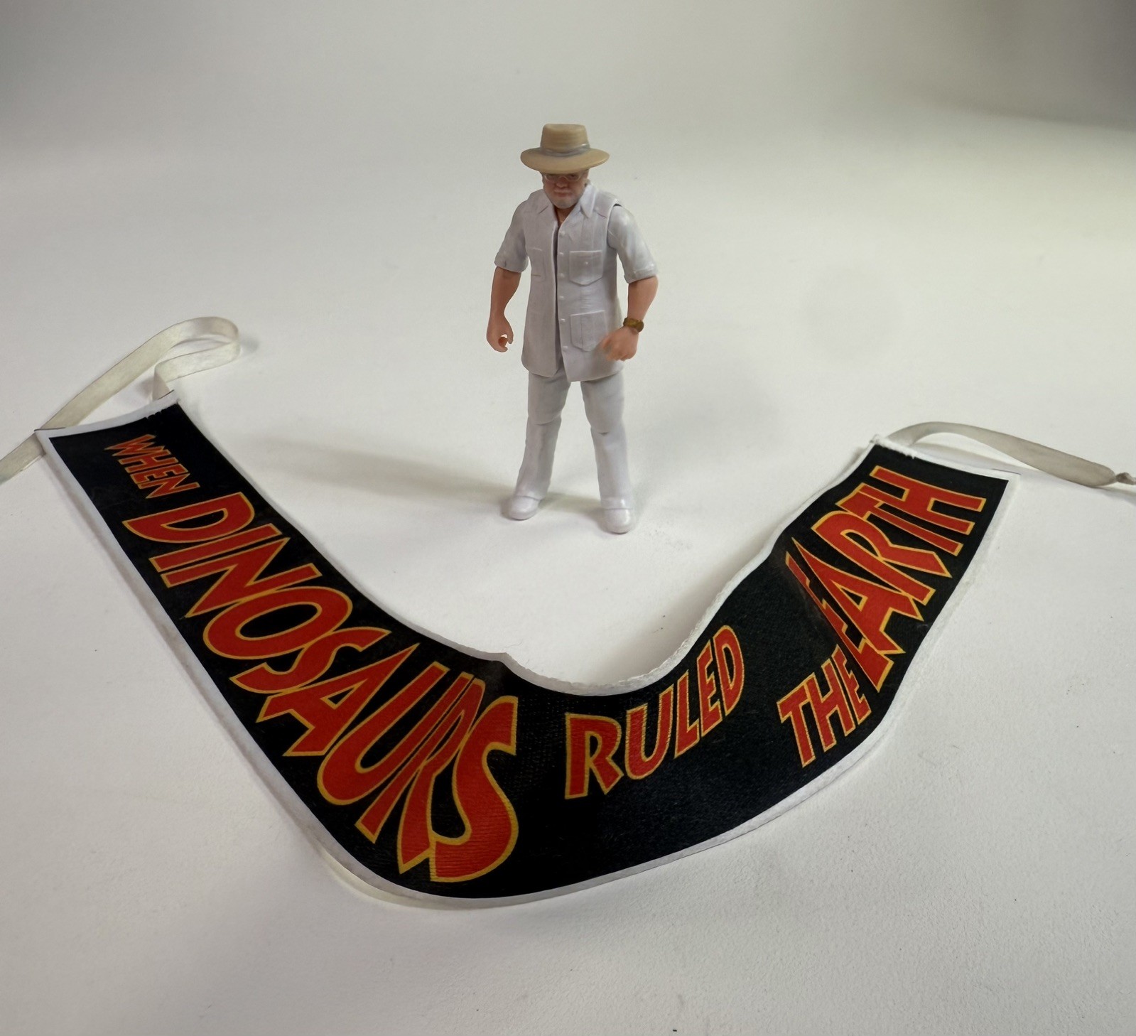 Jurassic Park World Legacy John Hammond 3.75″ & banner – Isla Nubar Escape set