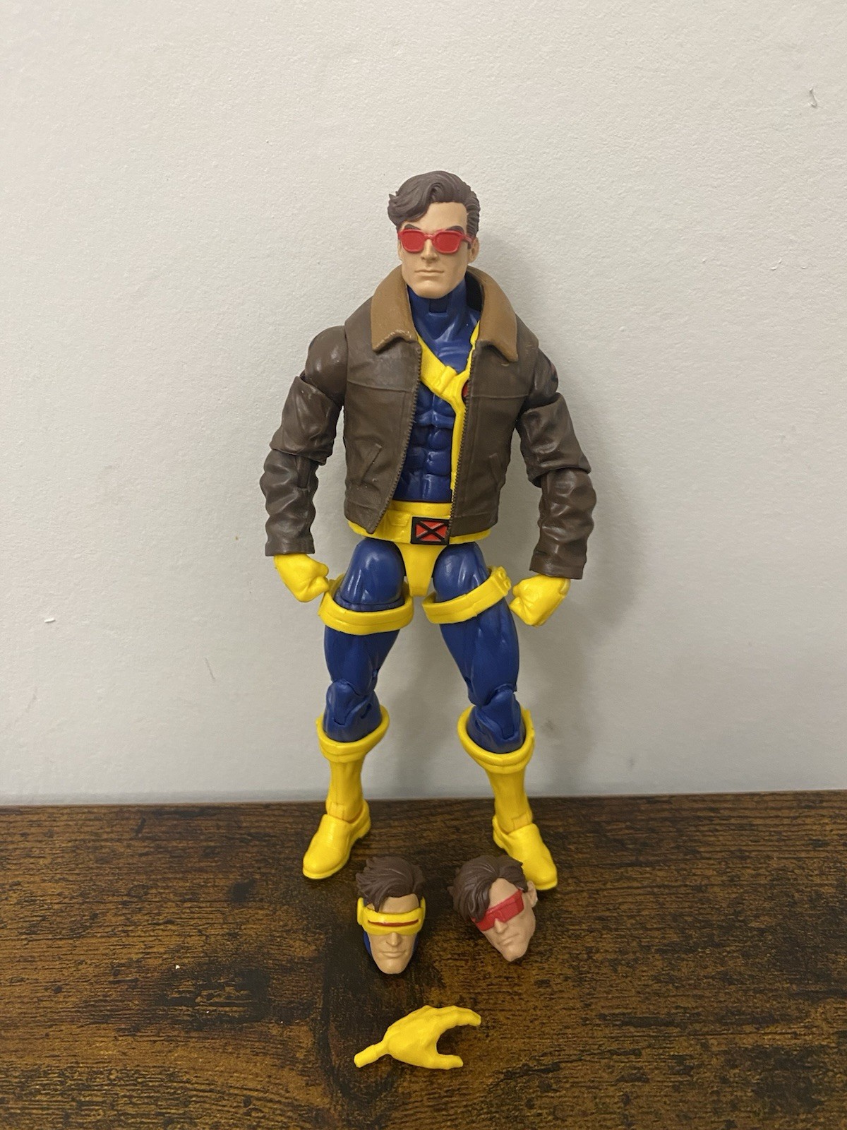 HASBRO MARVEL LEGENDS Love Triangle Cyclops COMPLETE