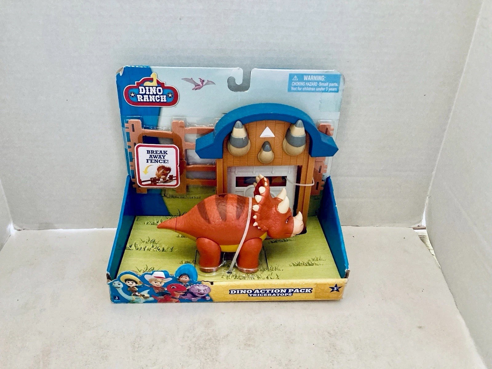 Dino Ranch Triceratops Dino Action Pack Fence Barn Dinosaur Playset New