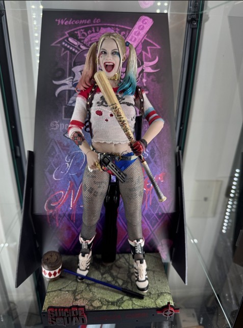 Hot Toys MMS383 Harley Quinn Suicide Squad 1/6 Scale Collectible w/Bonus Mallet