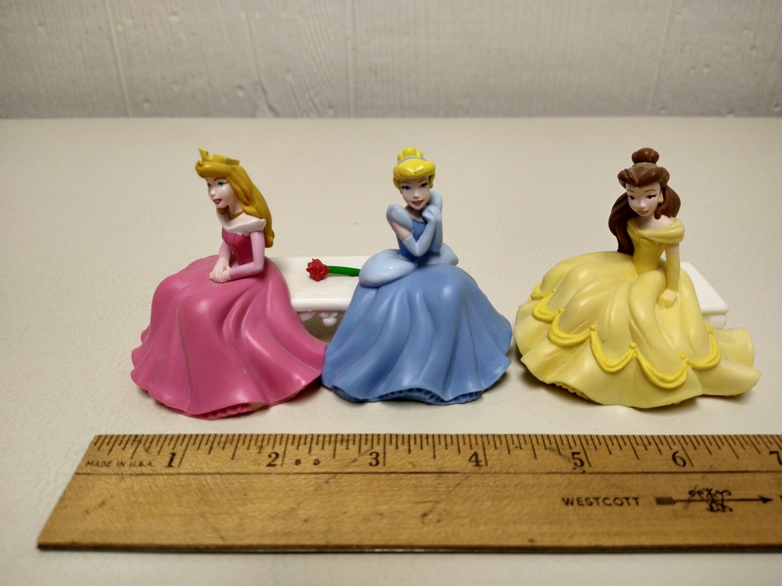 (4) Disney Princesses (3)Sitting Princess Figurines (1) disc 01/04/22