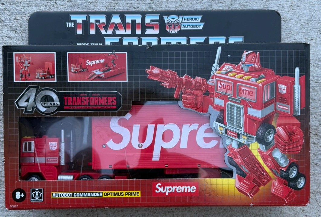 SUPREME SS25 OPTIMUS PRIME G1 40 YEAR ANNIVERSARY TRANSFORMER
