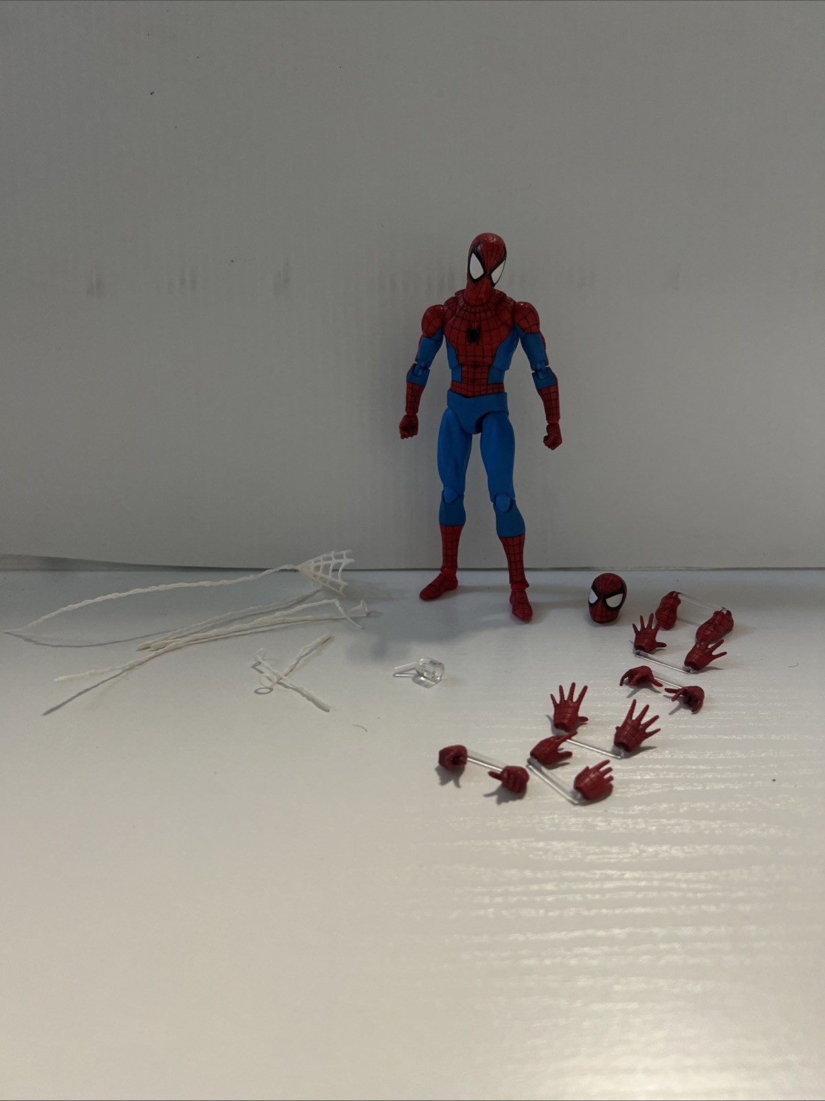 MAFEX Marvel Spider-Man Classic Costume Ver. Action Figure Interchangeable Hands