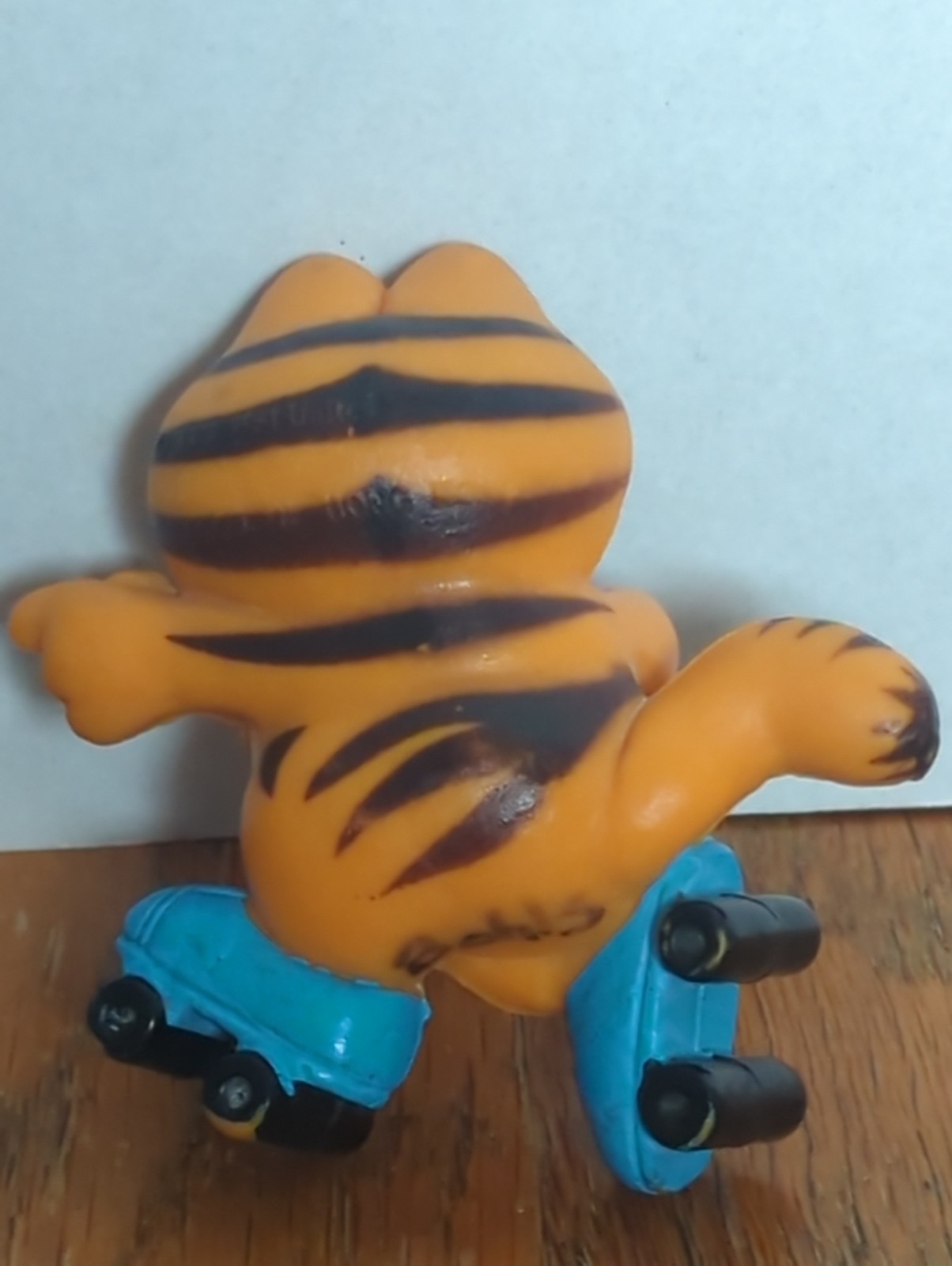 Vintage Roller Skating Garfield PVC Toy Figure by United Features 1981 2 inch