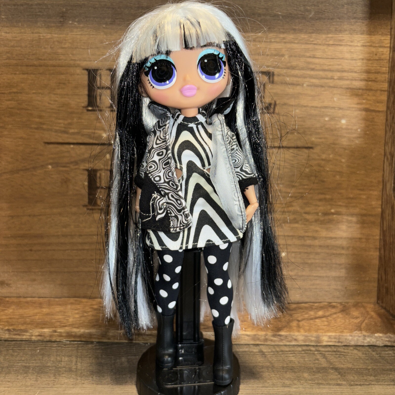 LOL Surprise OMG Lights Groovy Babe Fashion Doll