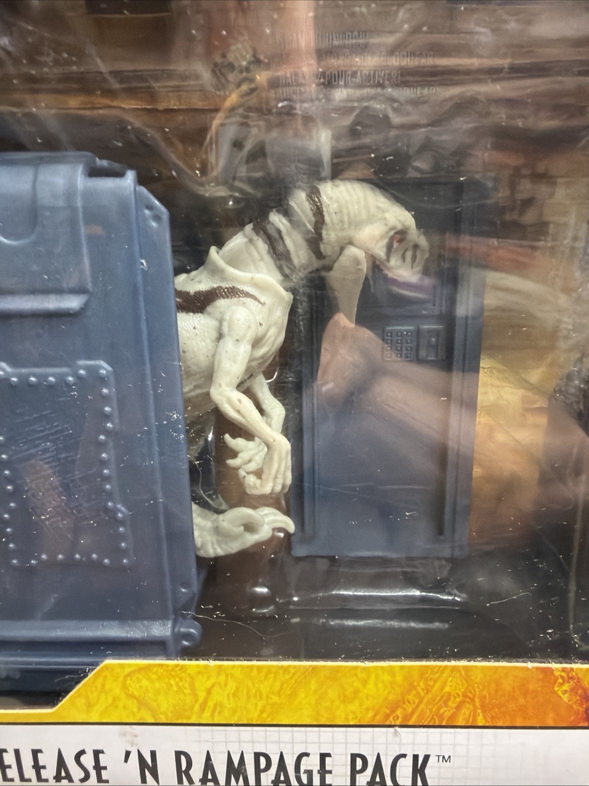 NEW 2022 Jurassic World Dominion RELEASE ‘N RAMPAGE PACK Atrociraptor & Soyona
