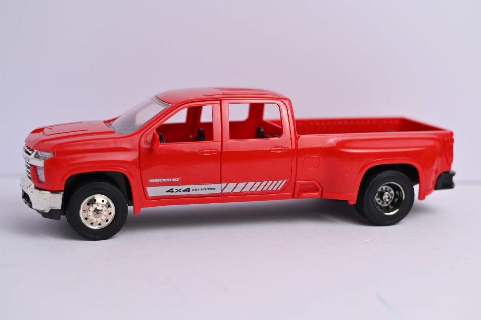 New Ray 1/20 Scale 2020 Chevy Silverado 3500HD Plastic Dually Pickup Truck