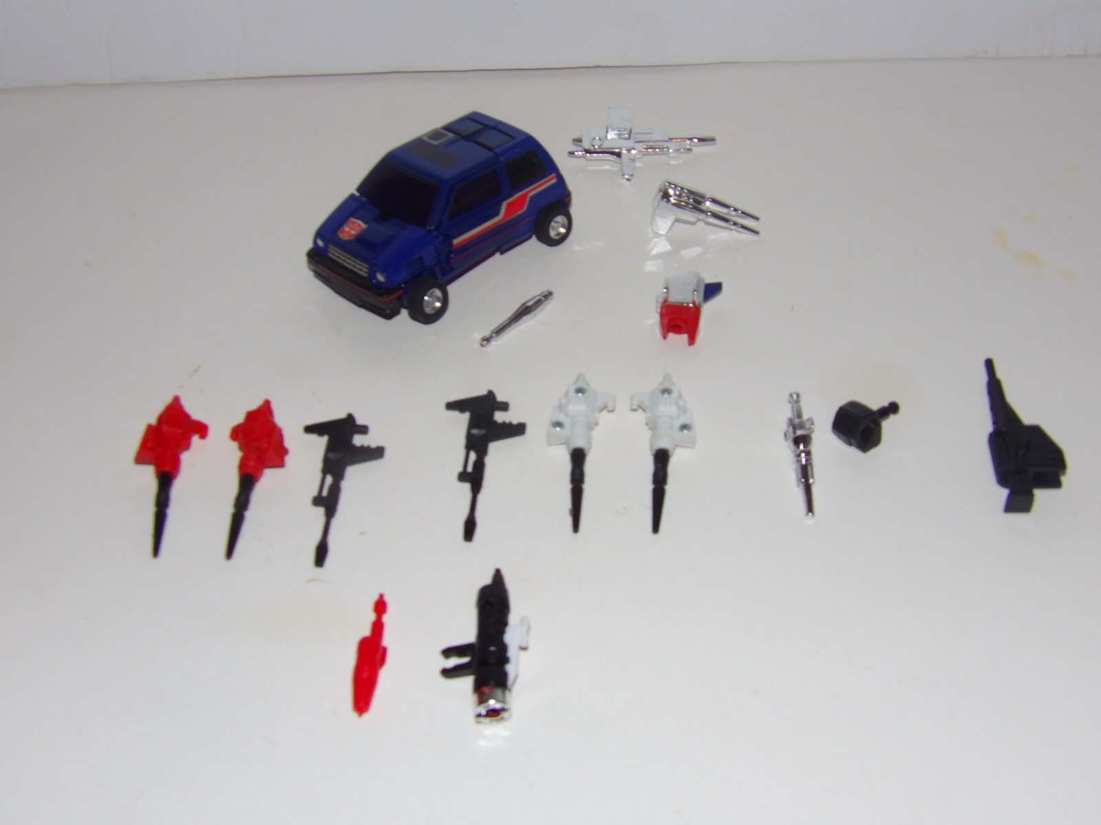 SKIDS TRANSFORMERS G1 HASBRO NEAR COMPLETE WITH REISSUE WITH REISSUE WEAPONS LOT