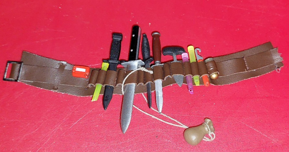 1/6 Custom Female Assassin Leather Belt with Knives / weapons Loose