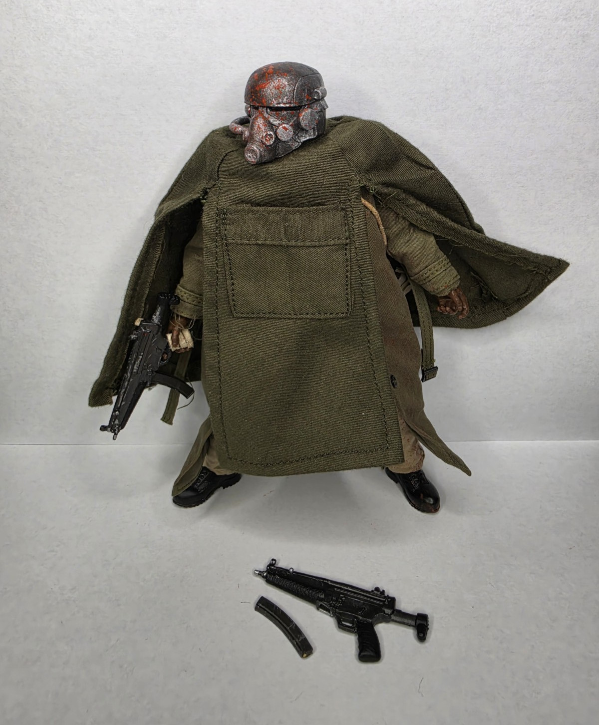 Custom fallout scavenger w/ military poncho and rifle 1/12