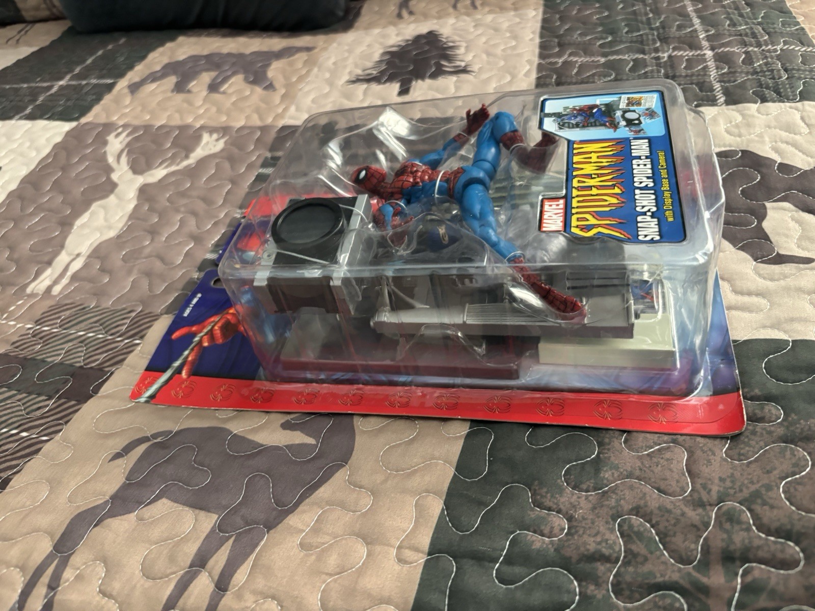 Toy Biz Marvel Spider-Man Snap-Shot Spider-Man Figure Boxed w/ Camera Base 2004