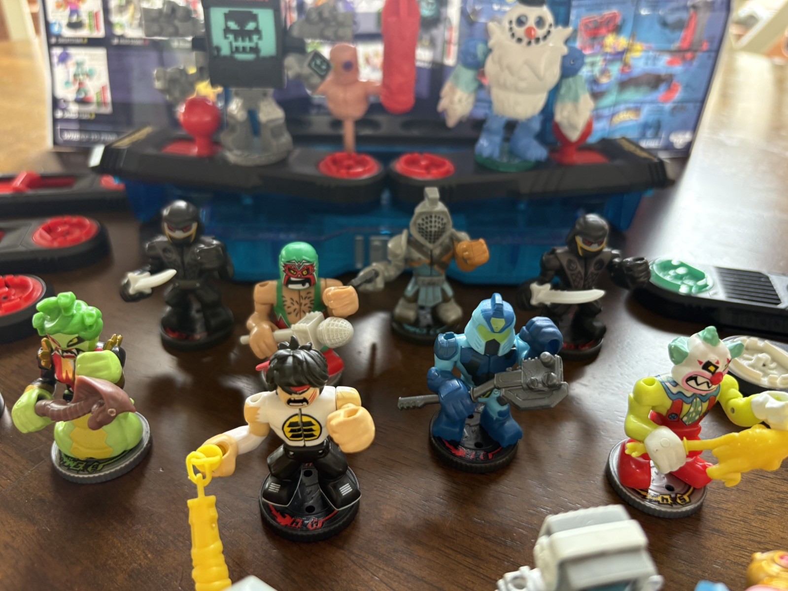 Akedo Ultimate Arcade Warriors Battle Arena + 14 Figures + 10 controllers RARE