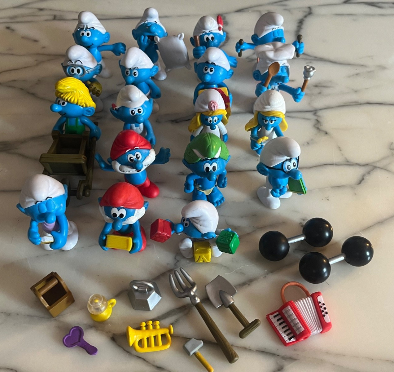 The Smurfs Figures Lot of 18 & 11 Accesories Peyo JAKKS 2008 Toys Collectable