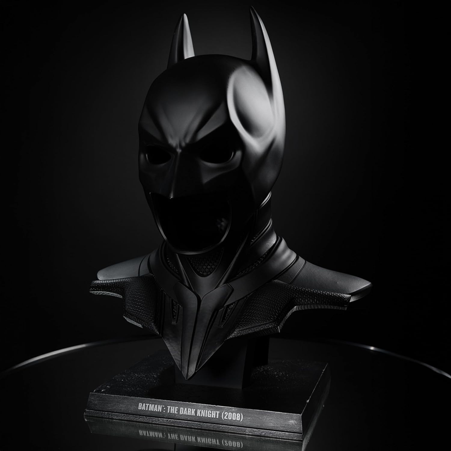– DC Direct Batman: the Dark Knight (2008) Cowl Replica 1:1 Scale