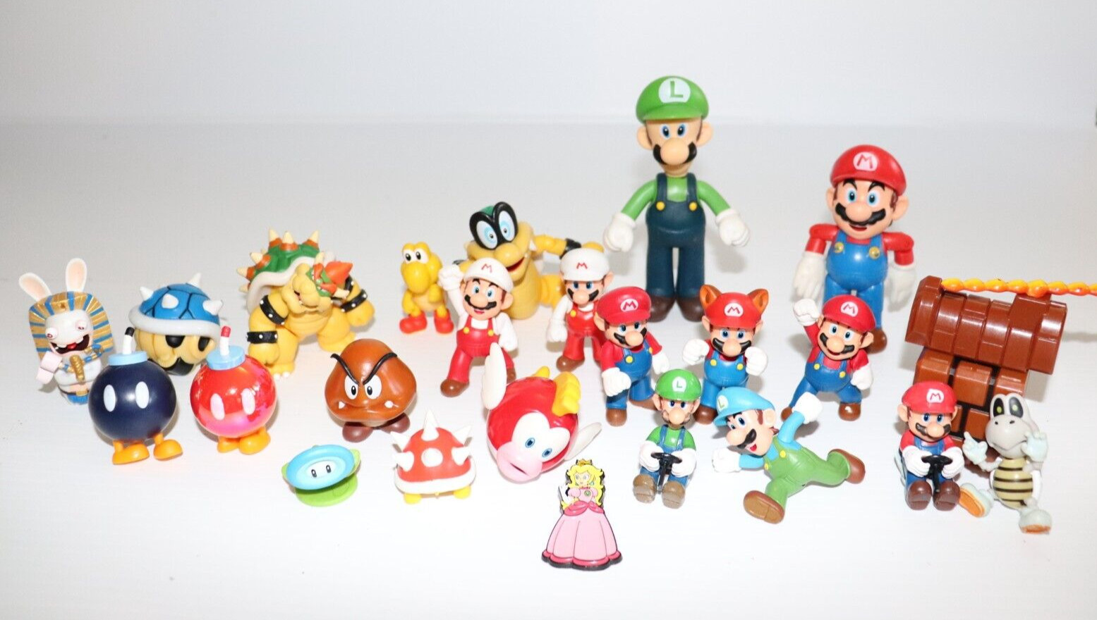 Super Mario Action Figure Toys Lot of 25 Mixed collection Bundle Luigi