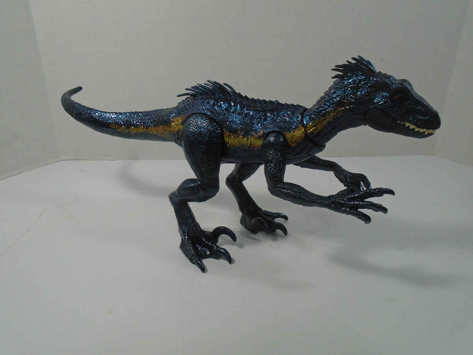 2022 MATTEL–JURASSIC WORLD DINO TRACKERS–TRACK N ATTACK INDORAPTOR FIGURE