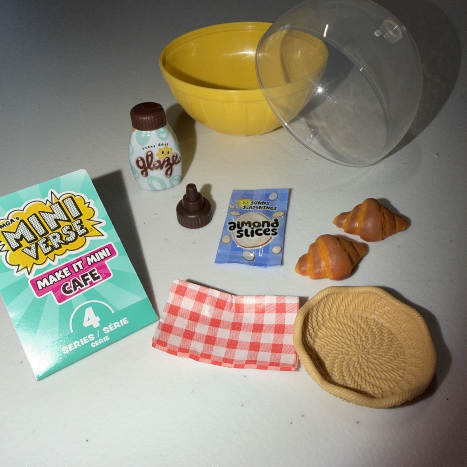 New! MGA’s Miniverse Cafe Series 4 – PAIN AU CHOCOLAT – Make It Mini Food (D)