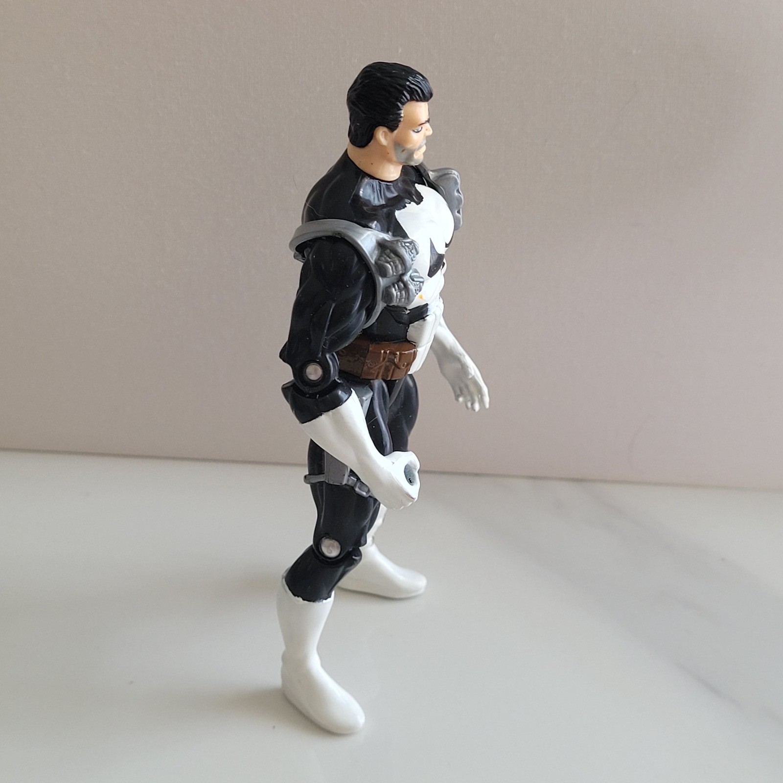 1995 Toy Biz Marvel Comics The Punisher Figure Immobilizing Arsenal 5″ Complete